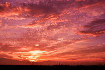 迫力のあるスジ雲と都会の街並み