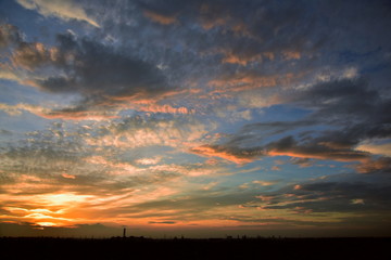 迫力のあるスジ雲と都会の街並み