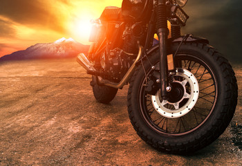 Naklejka premium stary motocykl retro i piękne niebo zachód słońca