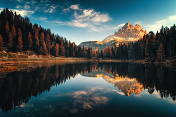 Fototapeta premium Widok z lotu ptaka Lago Antorno, Dolomity, Jezioro górskie krajobraz ze szczytem Alp, Misurina, Cortina d'Ampezzo, Włochy