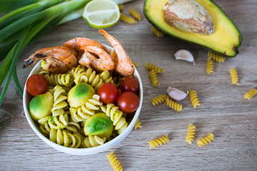 Pasta with srimps and avocado