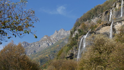Splendida cascata sulle Alpi italiane ad Acquafraggia