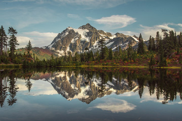 Fototapeta na wymiar Mountain view with lake reflection