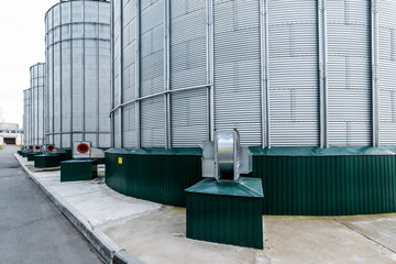Centrifugal fans for silo ventilation. Large steel silos © nordroden
