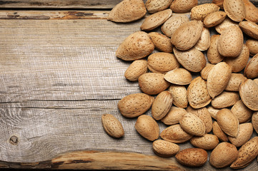 Obraz premium Almonds heap on wood