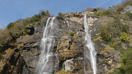 Cascata di Acquafraggia sulle Alpi in Lombardia