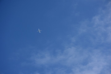  飛行機と青空と雲「雲の風景」（旅立ち、未来、夢などのイメージ）