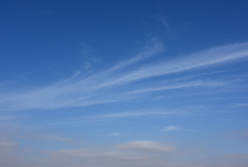  青空と雲と飛行機「雲の風景」（人生の分かれ道、分岐、枝分かれ、幾つもの選択肢などのイメージ）