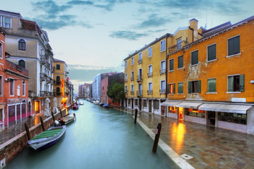 Wahrzeichen Venedigs, Kanal, bunte Häuser und Boote, Italien © TTstudio