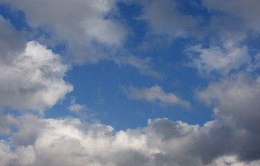 青空と雲「空想・雲のモンスター」（何気ない、話しかける、注目する、注視する、未来を見つめるなどのイメージ）