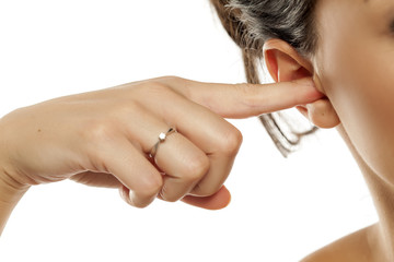 A women clean the ear with her finger