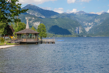 Naklejka premium Idyllischer Bergsee am Morgen mitten in den Alpen