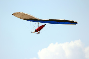 Fototapeta na wymiar man flying on a hang glider.