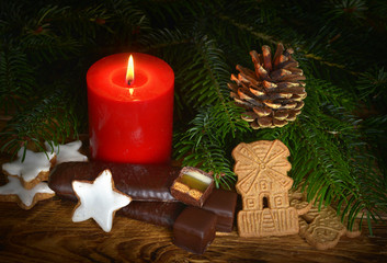 Kerze mit Weihnachtsgebäck