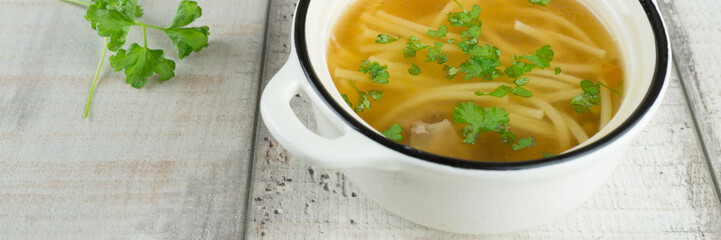 Frische Brühe mit Petersilie und Suppennudeln, Banner