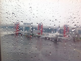 капли воды на стекле