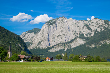 Fototapeta na wymiar Der idyllische Ort Altaussee in den Alpen