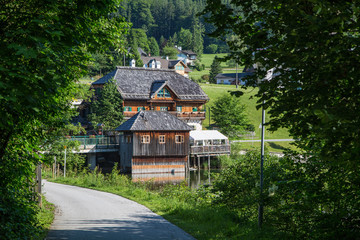 Der Ort Grundlsee Bräuhof mit wunderschön gespiegeltem Grundlsee am Morgen