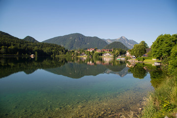 Fototapeta premium Grundlsee, einer der schönsten Alpenseen im Herzen Österreichs am Morgen