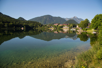 Grundlsee, einer der schönsten Alpenseen im Herzen Österreichs am Morgen