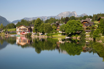 Fototapeta na wymiar Grundlsee, einer der schönsten Alpenseen im Herzen Österreichs am Morgen