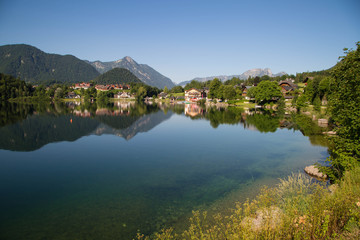 Naklejka na ściany i meble Grundlsee, einer der schönsten Alpenseen im Herzen Österreichs am Morgen