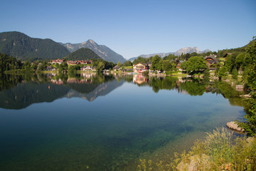 Fototapeta premium Grundlsee, einer der schönsten Alpenseen im Herzen Österreichs am Morgen