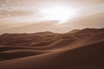 Fototapeta na wymiar Alba nel deserto Sahara, Merzouga, Marocco