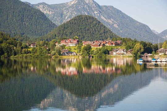 Grundlsee, einer der schönsten Alpenseen im Herzen Österreichs am Morgen