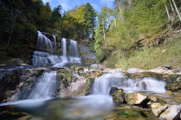 Weißbach Wasserfall in den bayerischen Alpen bei Inzell, Chiemgau, Bayern, Deutschland. Langzeitbelichtung