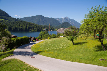 Der Ort Grundlsee Bräuhof mit wunderschön gespiegeltem Grundlsee am Morgen