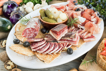 Vassoio con vari antipasti di carne