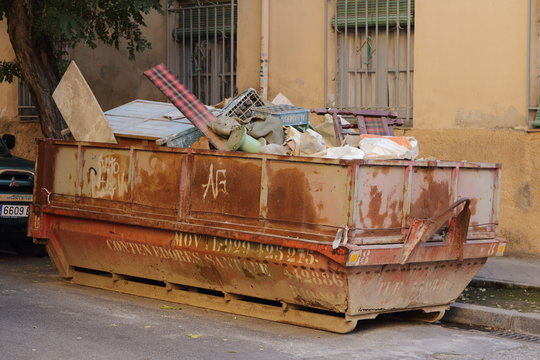 La basura inunda nuestras calles avergonzado nuestros cuerpos y almas