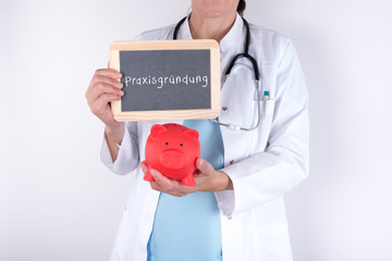 Arzt mit Schild zur Praxisgründung © HNFOTO