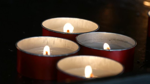 Lumini votivi candele in chiesa con audio di campane