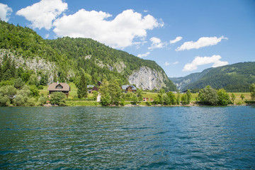 Idyllischer Bergsee im österreichischen Salzkammergut