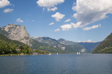 Idyllischer Bergsee im österreichischen Salzkammergut