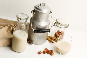 Leche de avellanas en un vaso y en botella. Vista superior