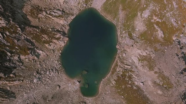 Vue a&eacute;rienne de dessus d'un lac de montagne en automne - 4K