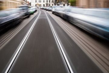Fototapeta premium langzeitbelichete strassenbahnschienen in berlin