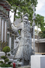 Obraz premium Giant is in Wat Pho that is a sculpture at the entrance to the temple or the tetrahedron. In the literature of Ramayana