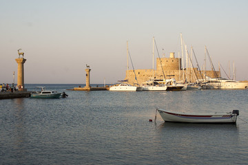 Barche nel porto dell'isola di Rodi
