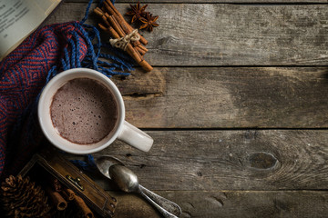 Winter warme chocolademelk op rustieke achtergrond