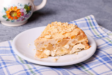 Apple pie with cottage cheese cream and streusel