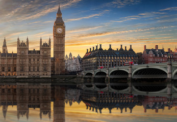 Sonnenuntergang hinter dem Big Ben und der Westminster Brücke in London  