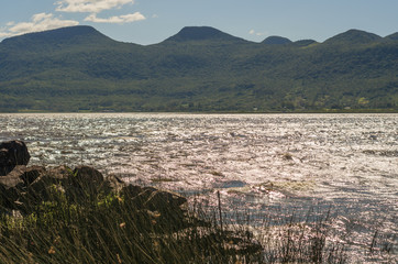 lagoa com montanhas