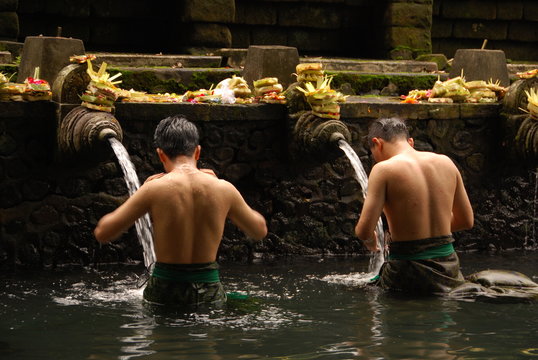 Fid&egrave;les au temple de Tirta Empul, Bali, Indon&eacute;sie