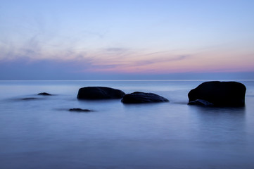 Fototapeta na wymiar море, камни, закат, горизонт, молоко, Балтика