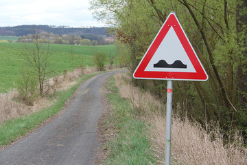 Verkehrszeichen Unebene Fahrbahn