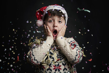 niño sorprendido en nochevieja 